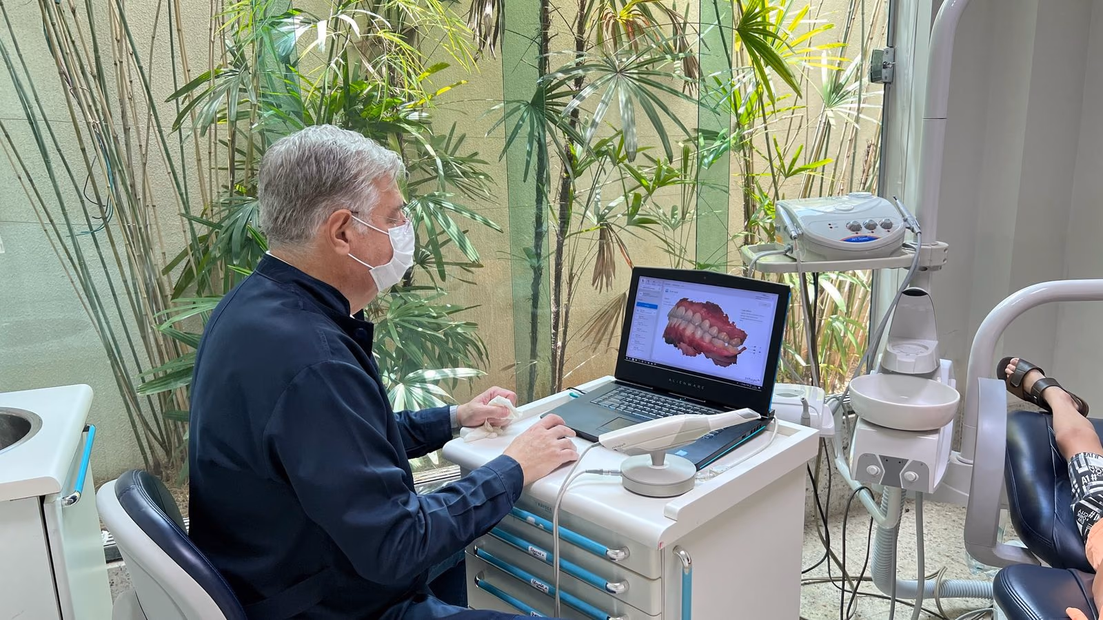 Dr. Rui Cambauva analisando um escaneamento 3D no computador
