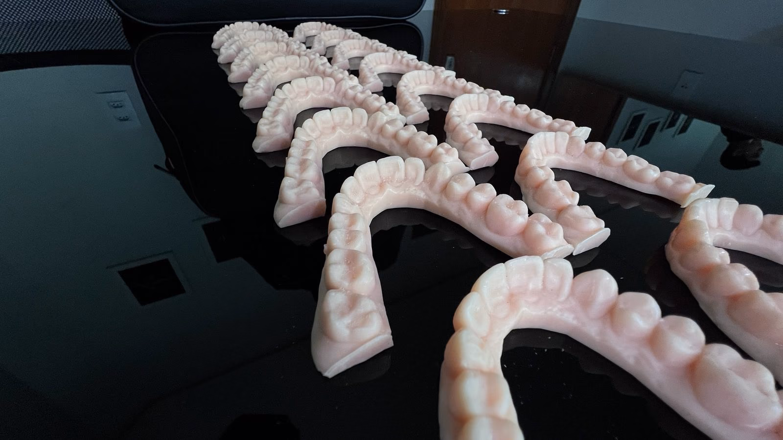 Modelos das arcadas impressos em 3D, um para cada etapa do tratamento